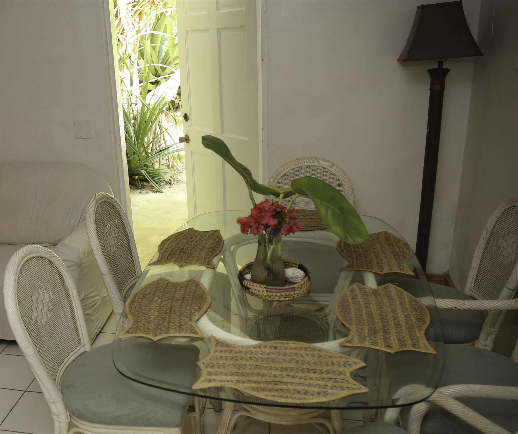 Dunmore Town Tingum Village Hotel מראה חיצוני תמונה